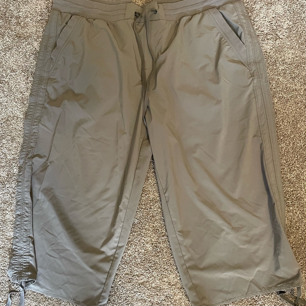Stretch capri/active pants size 22w